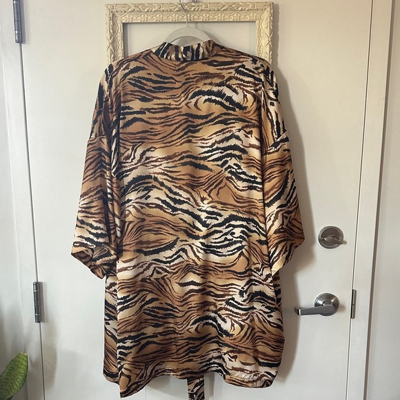 VICTORIA’S SECRET | Animal Print Robe Kimono - Picture 10 of 14